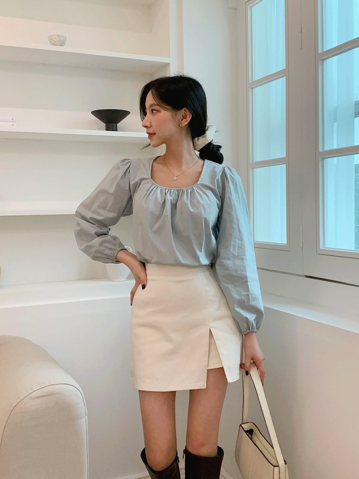 BL4784K27-웬즈라 아방 스퀘어넥 퍼프 블라우스
