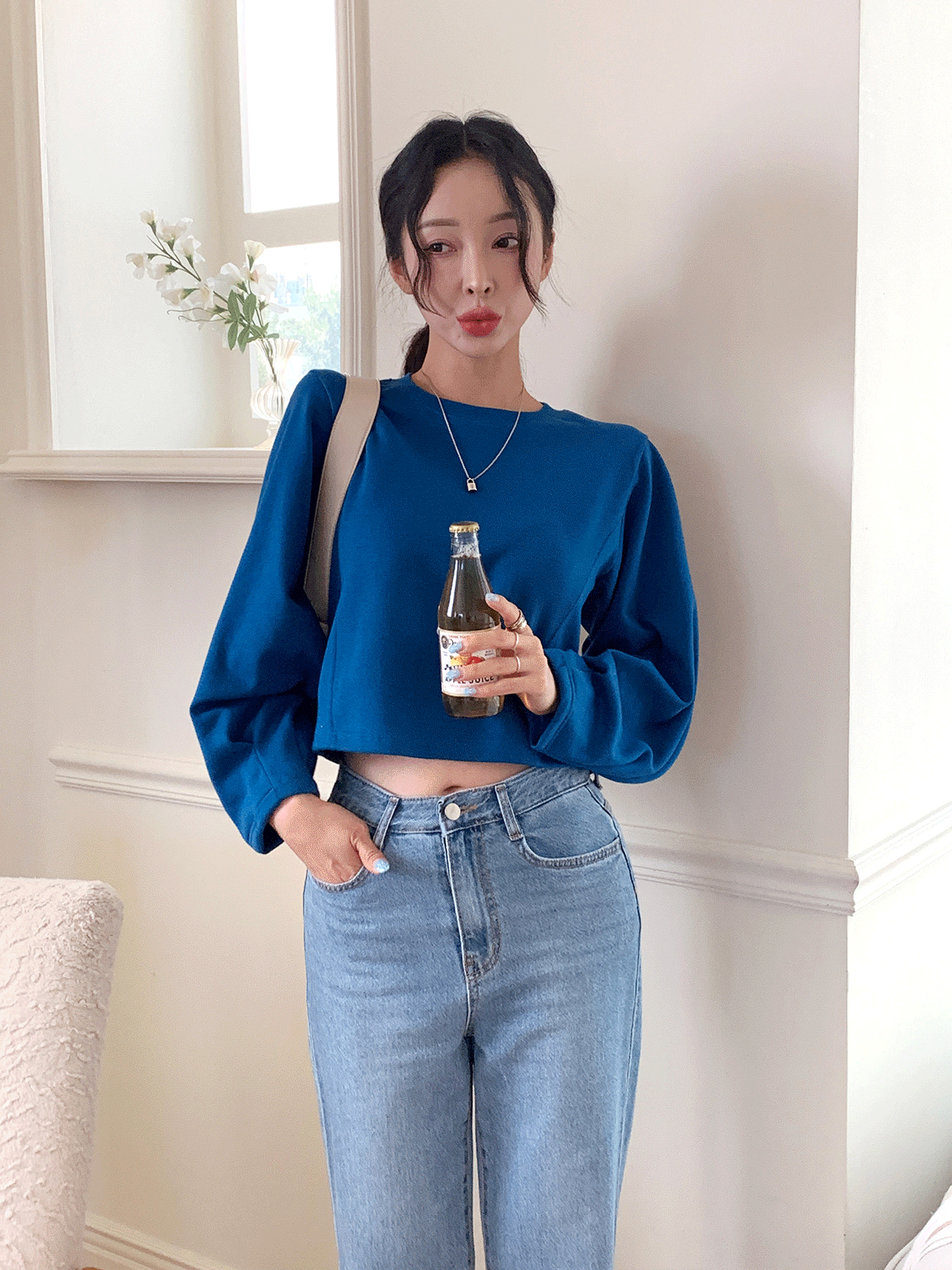 T10506K28-레드뷘 라운드넥 라인 핀턱 세미 크롭 맨투맨