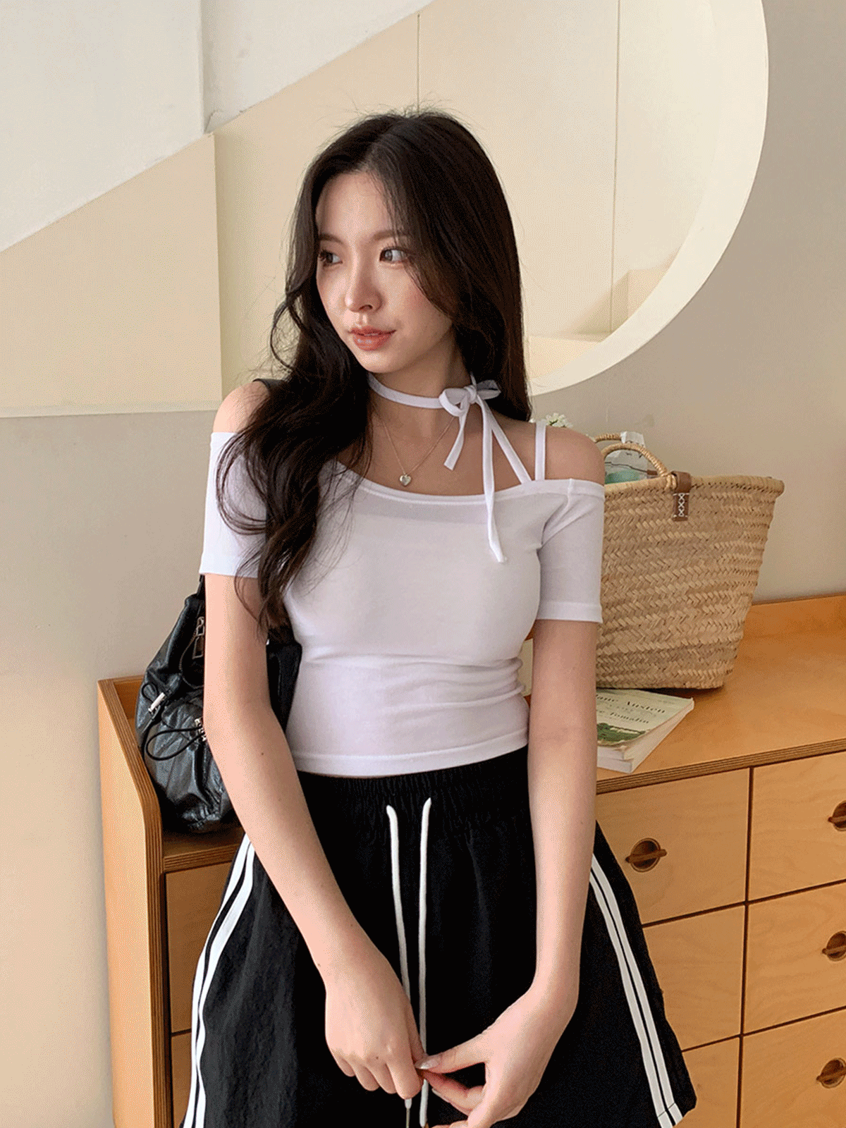 T12897K36- 안테널 홀터넥 어깨끈 오프숄더 크롭 티셔츠