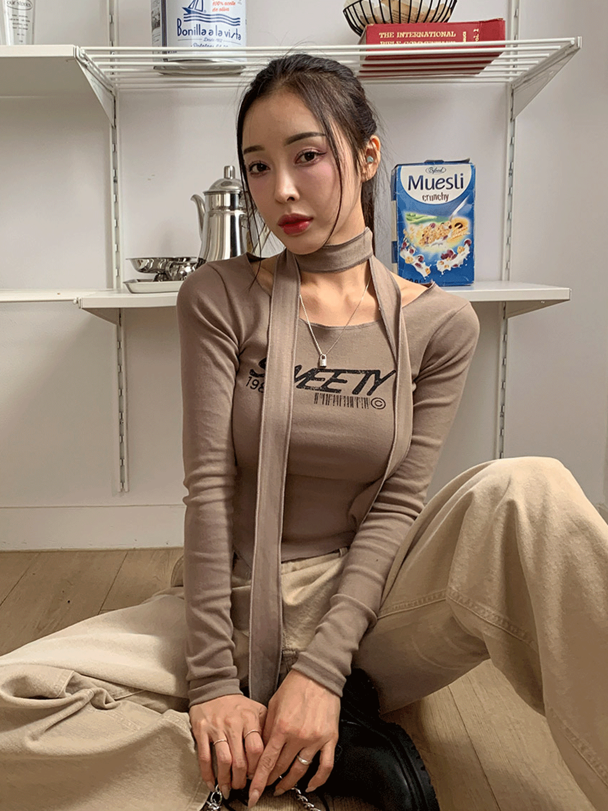 T13531K39-엘리카 슬림핏 레터링 머플러 긴팔