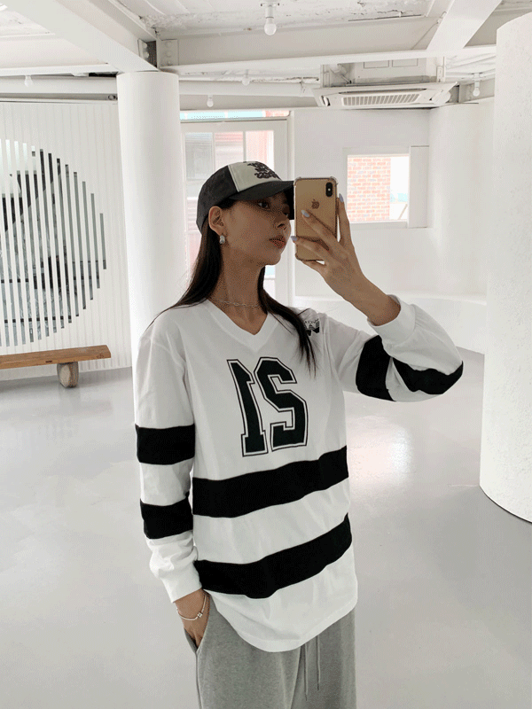 T13589K39-모이버 브이넥 풋볼 배색 단가라 오버 맨투맨