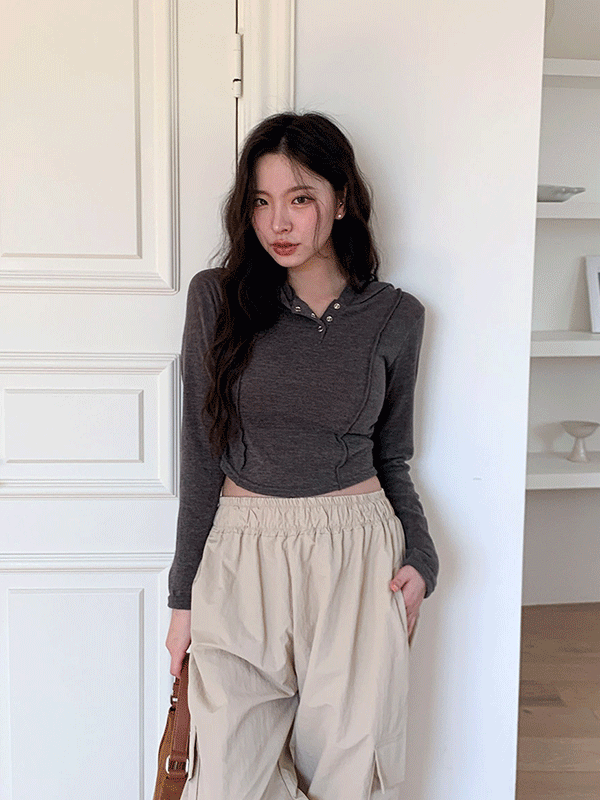 T13597K39-노핼루 스냅 버튼 사이드 셔링 크롭 후드티